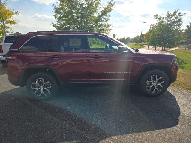 2025 Jeep Grand Cherokee Limited photo 3