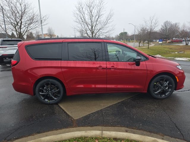2026 Chrysler Pacifica Select - Photo 4