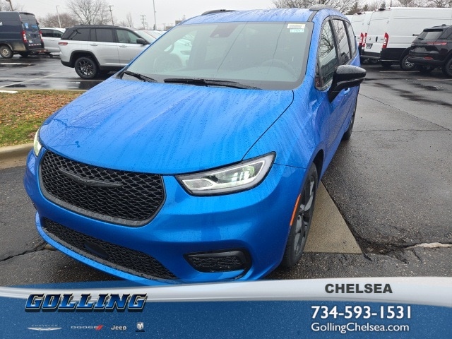 2026 Chrysler Pacifica Select's photo