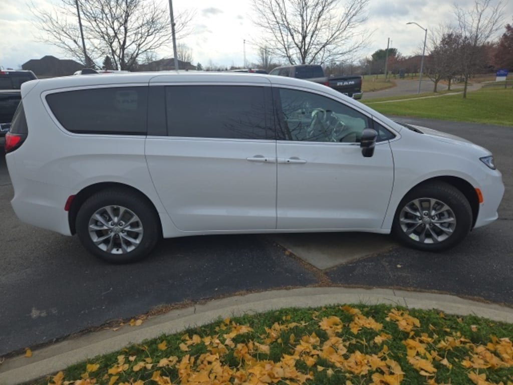 New 2026 Chrysler Pacifica SELECT AWD Passenger Van