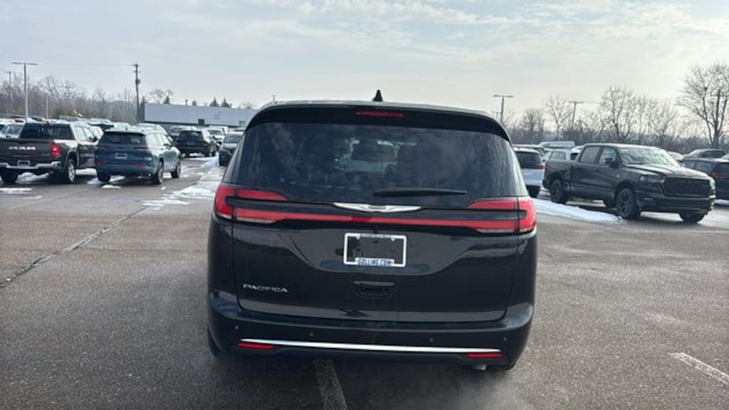 New 2026 Chrysler Pacifica SELECT Passenger Van