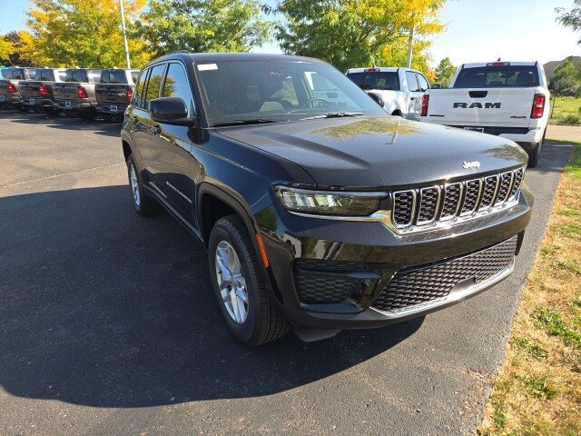 2025 Jeep Grand Cherokee Laredo photo 3