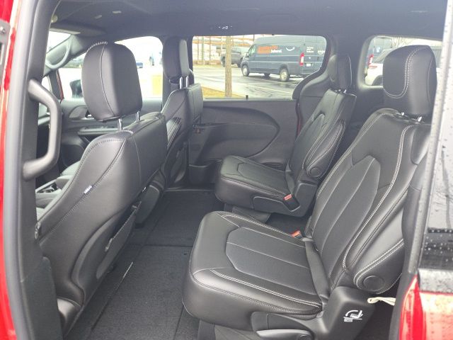 2026 Chrysler Pacifica Select - Photo 18