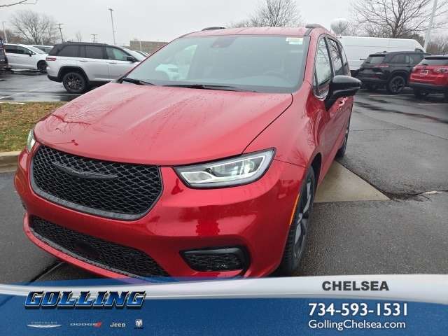 2026 Chrysler Pacifica Select's photo