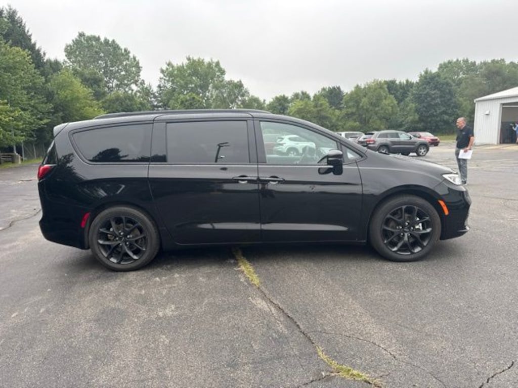 Certified 2025 Chrysler Pacifica Limited Minivan/Van