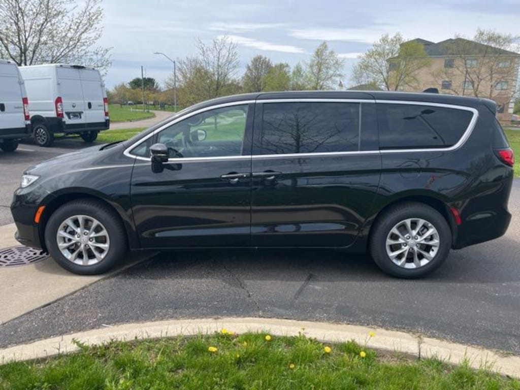 New 2026 Chrysler Pacifica LIMITED AWD Passenger Van