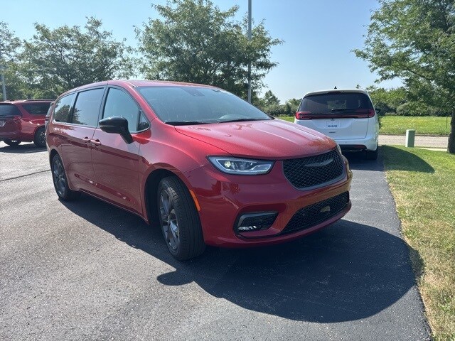 2026 Chrysler Pacifica photo 3