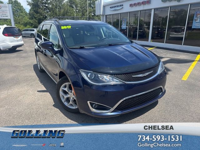 2017 Chrysler Pacifica Touring-L's photo