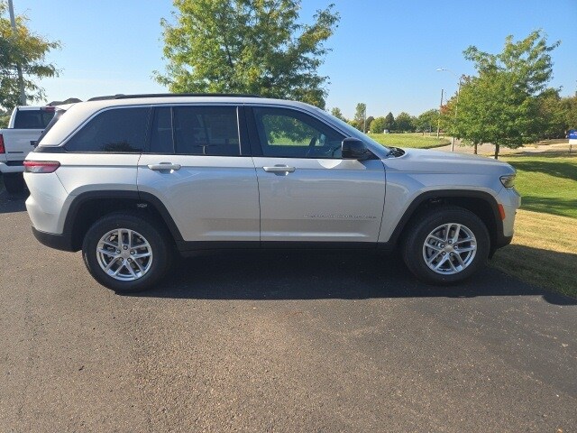 2025 Jeep Grand Cherokee Laredo photo 2