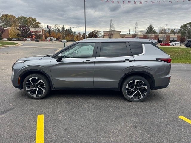 2023 Mitsubishi Outlander SE photo 2