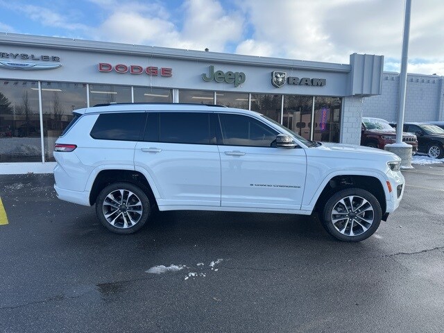 2022 Jeep Grand Cherokee Overland photo 2