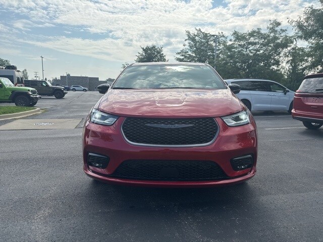 2026 Chrysler Pacifica photo 2