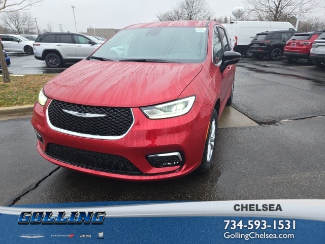 2026 Chrysler Pacifica Select's photo