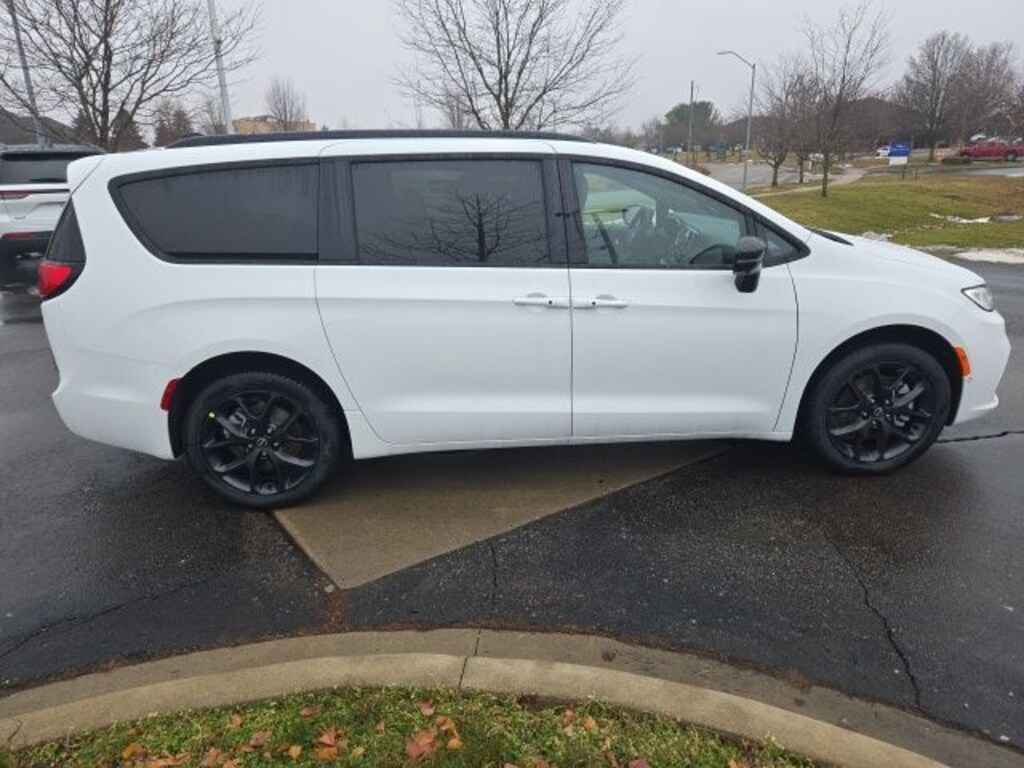 New 2026 Chrysler Pacifica SELECT AWD Passenger Van
