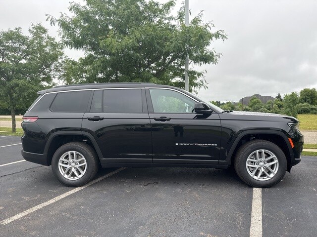 2025 Jeep Grand Cherokee Laredo photo 3