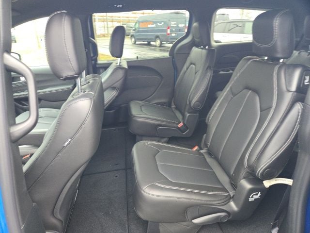 2026 Chrysler Pacifica Select - Photo 10