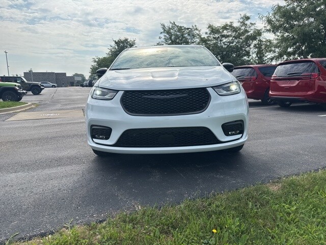 2026 Chrysler Pacifica Limited photo 2