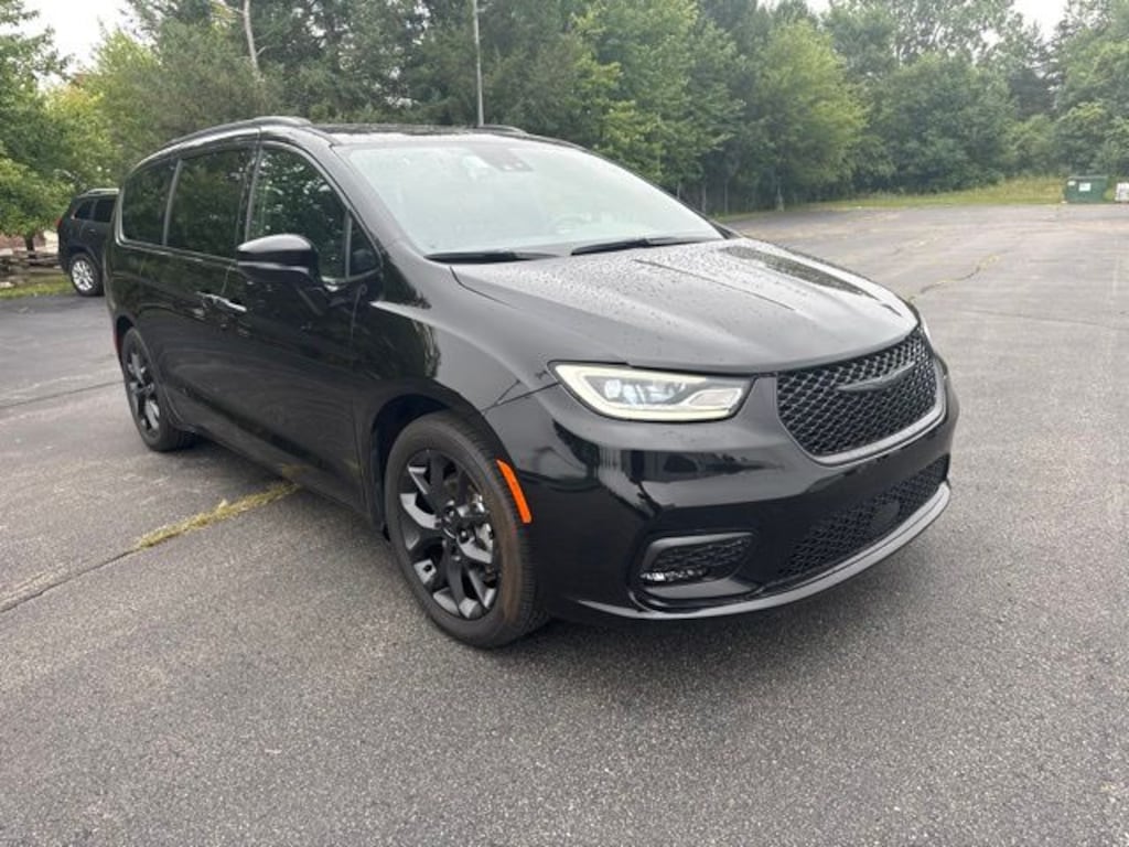 Certified 2025 Chrysler Pacifica Limited Minivan/Van