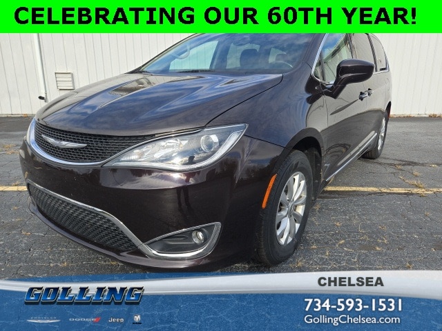 2017 Chrysler Pacifica Touring-L's photo