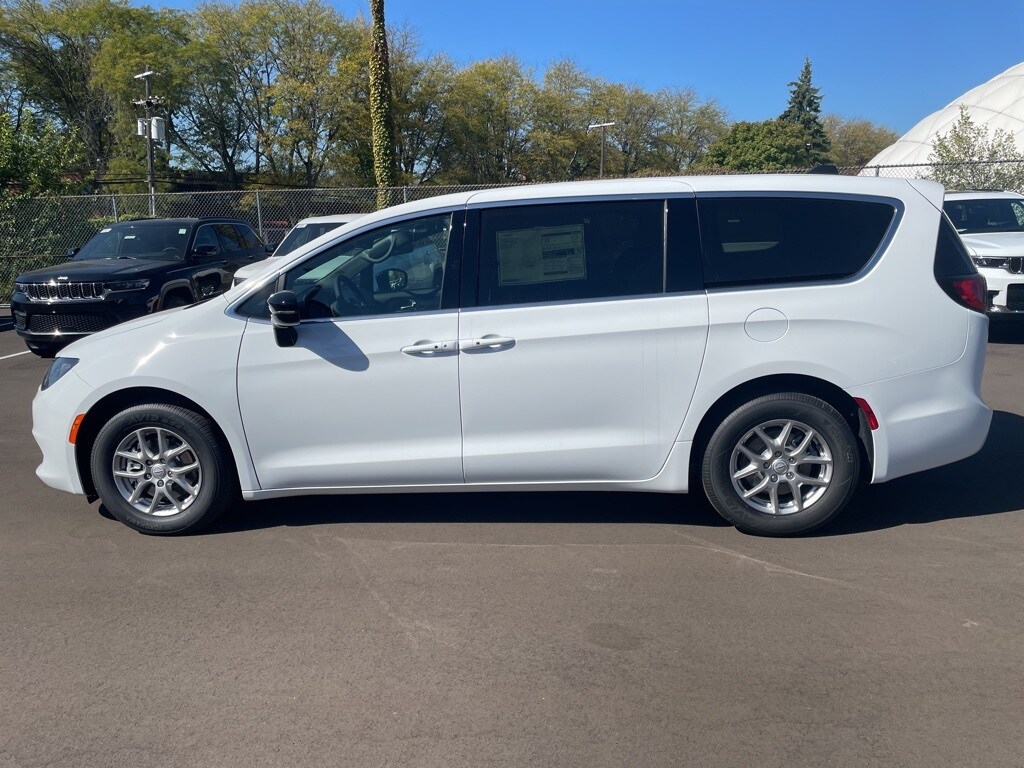 2026 Chrysler Voyager LX photo 3