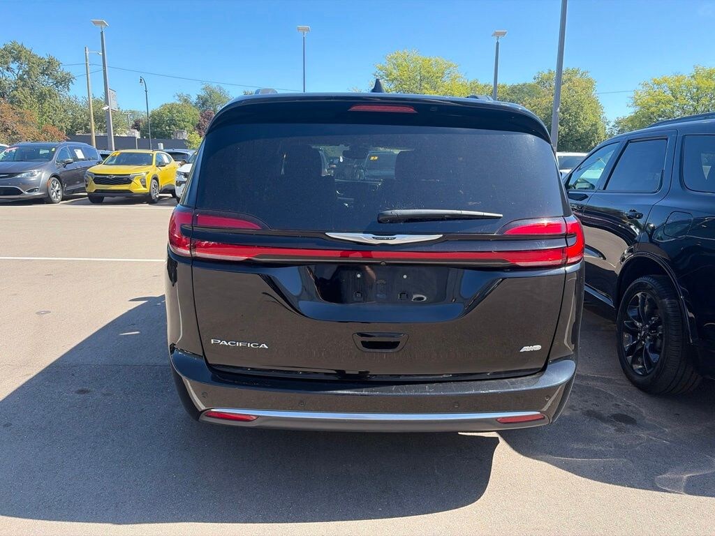 Used 2024 Chrysler Pacifica Pinnacle Minivan/Van