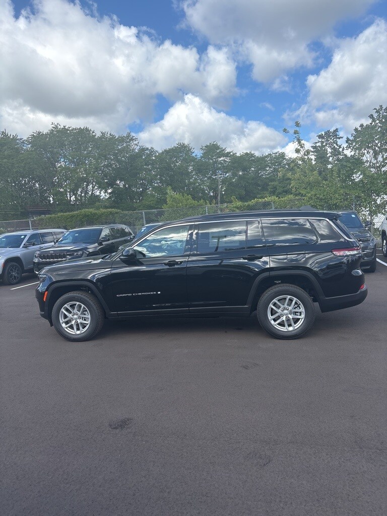 2025 Jeep Grand Cherokee Laredo photo 3