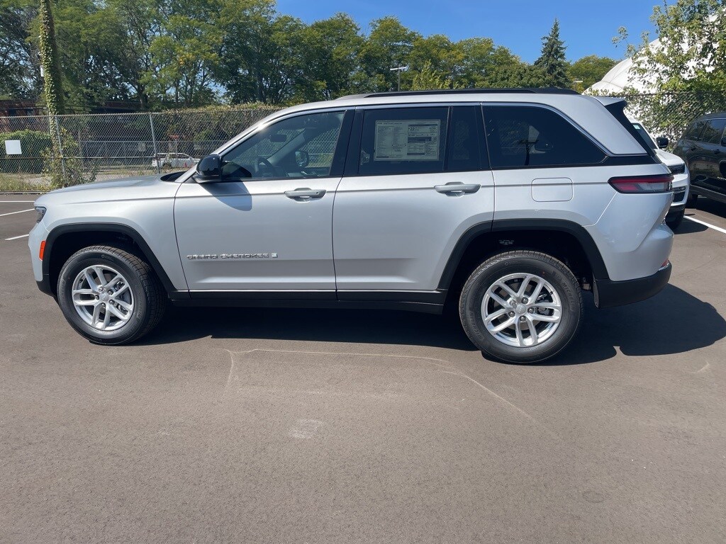 2025 Jeep Grand Cherokee Laredo photo 3