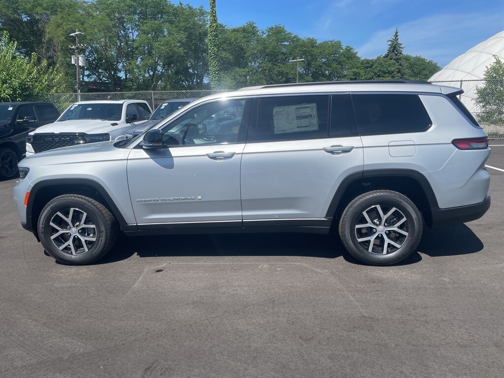 2025 Jeep Grand Cherokee Limited photo 3