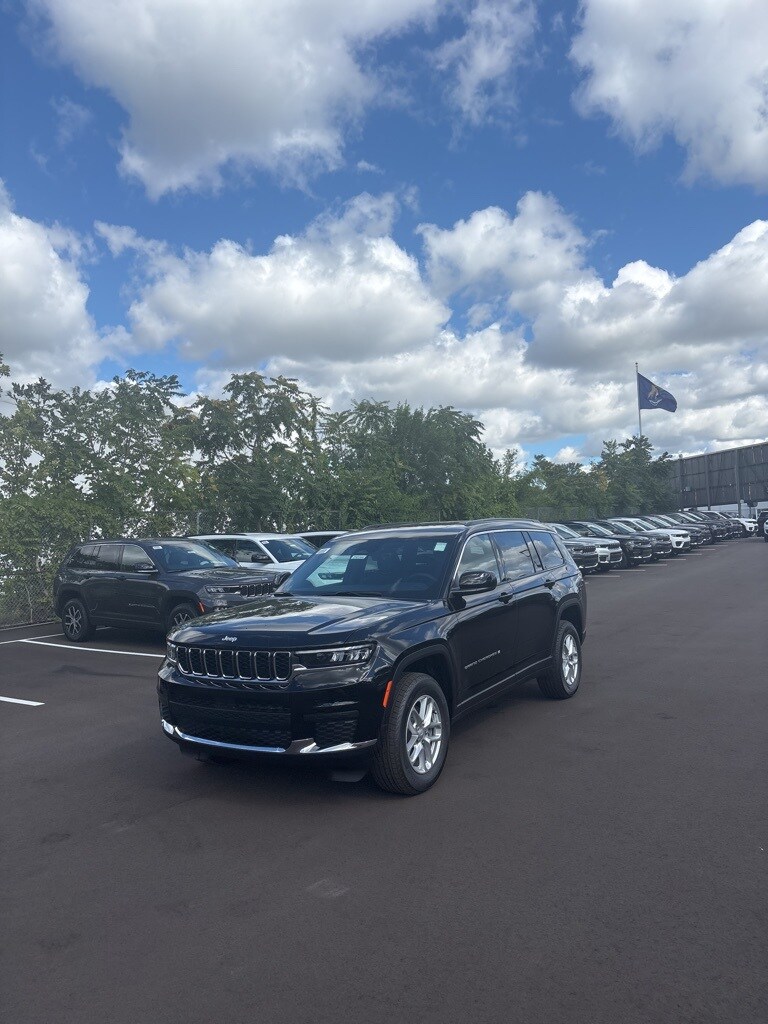 2025 Jeep Grand Cherokee Laredo photo 2