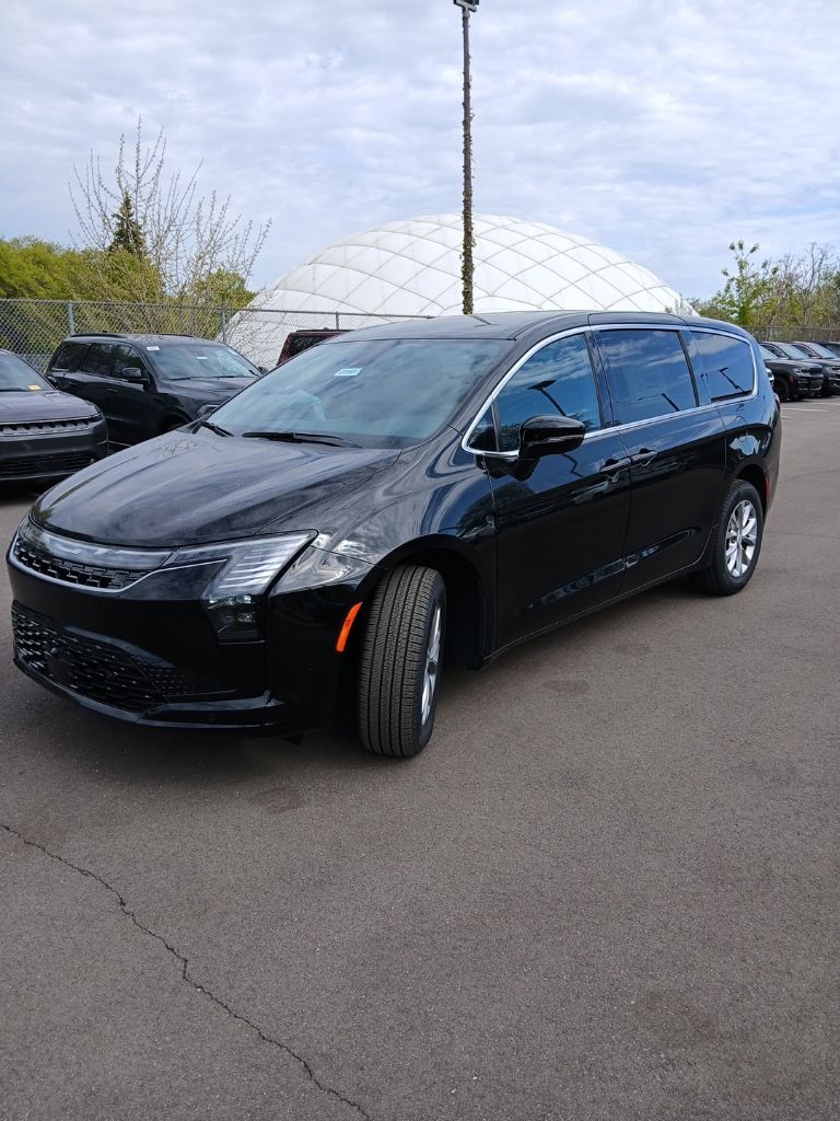 2027 Chrysler Pacifica Select AWD's photo