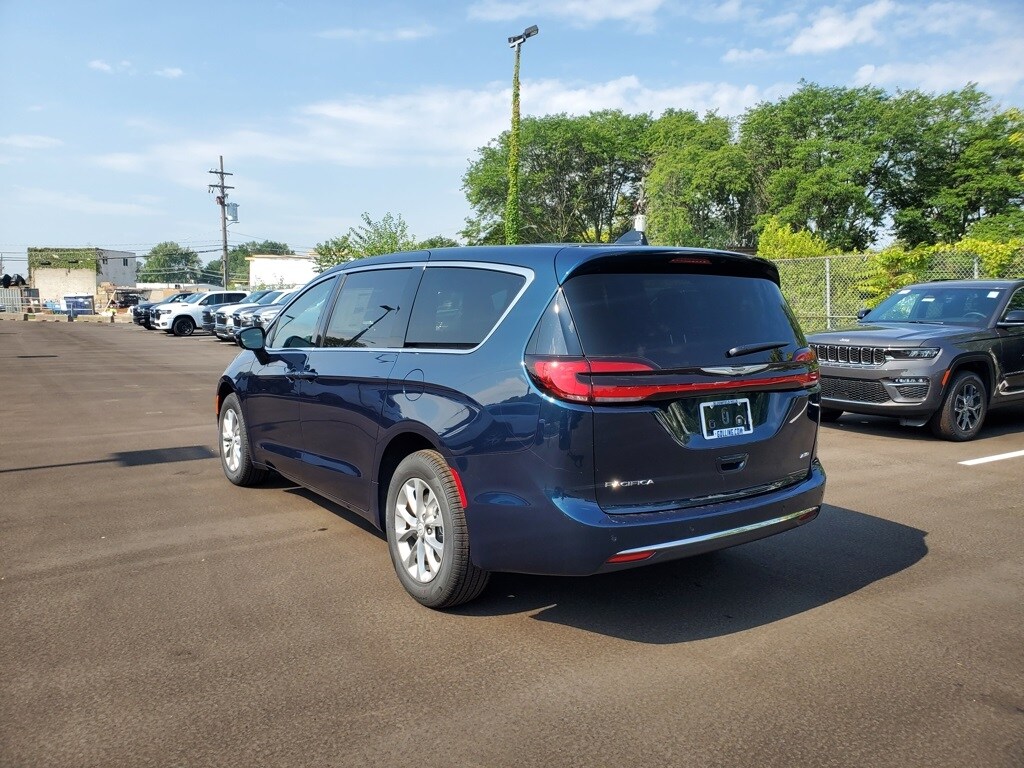 2025 Chrysler Pacifica photo 3