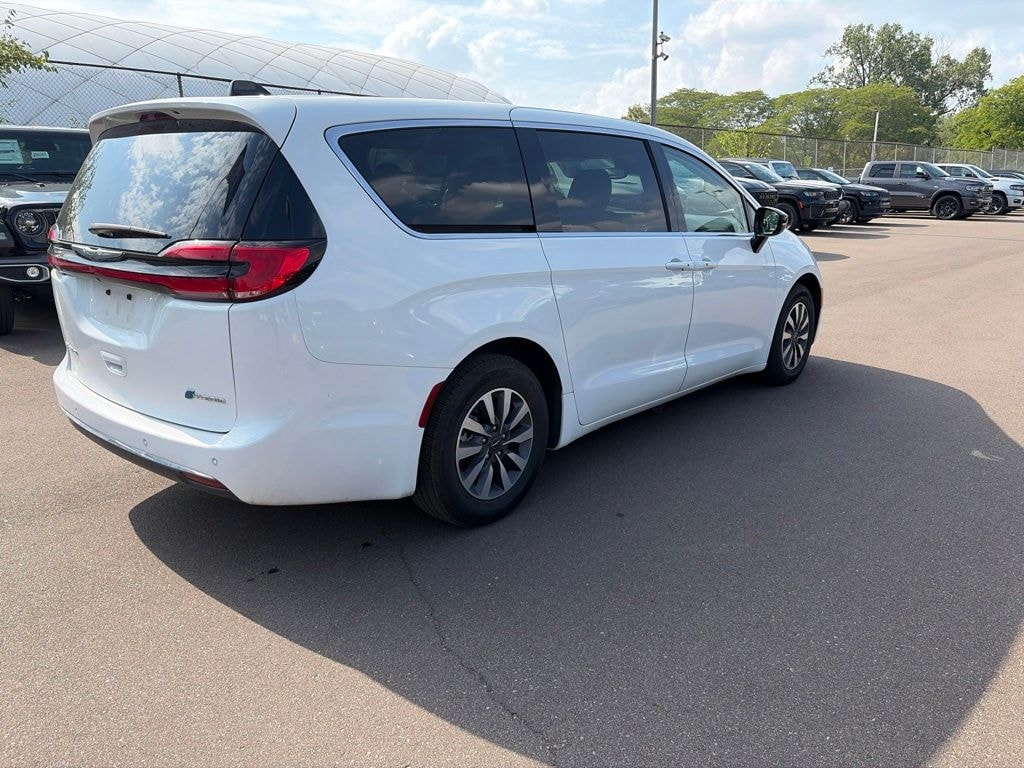 Used 2024 Chrysler Pacifica Hybrid Select Minivan/Van