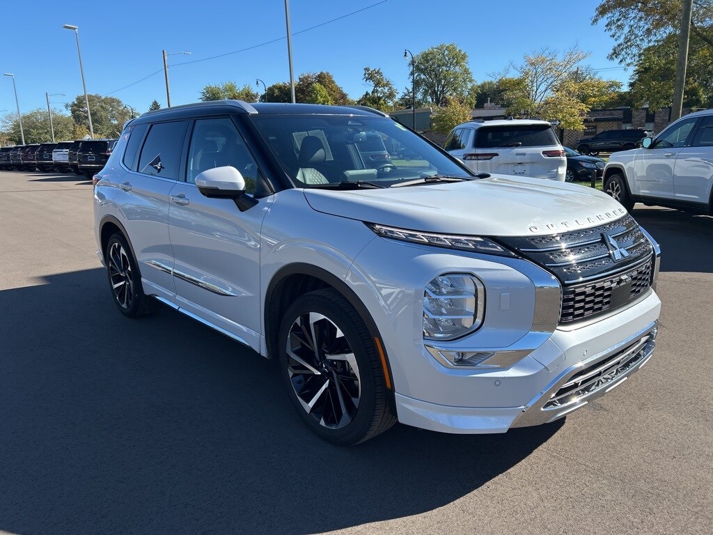 2023 Mitsubishi Outlander SEL photo 3