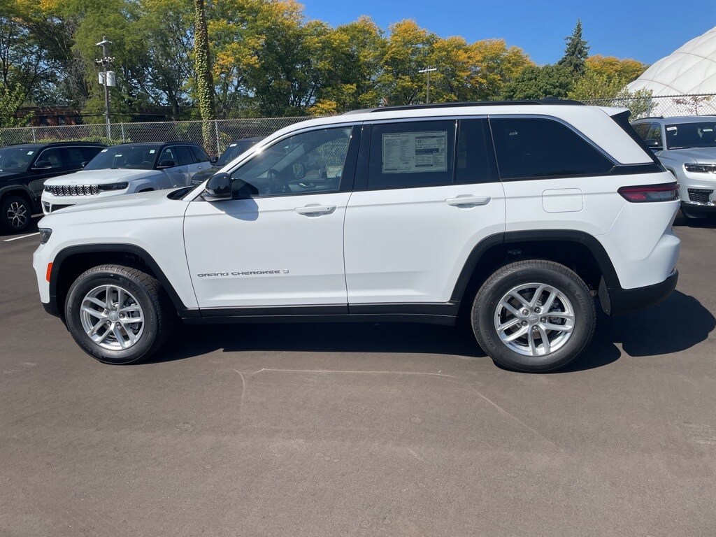 2025 Jeep Grand Cherokee Laredo photo 2