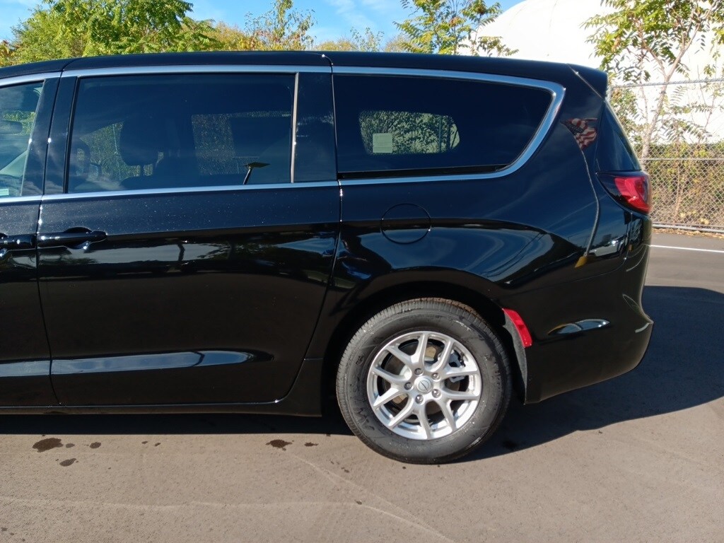 2025 Chrysler Voyager LX photo 3