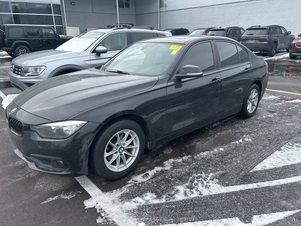 2017 BMW 3 Series 320i's photo