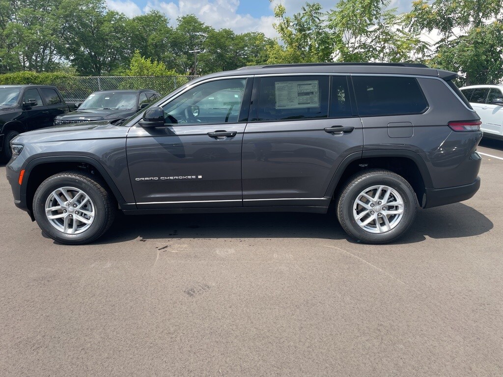 2025 Jeep Grand Cherokee Laredo photo 2