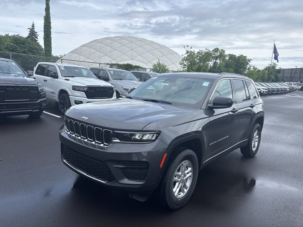 2025 Jeep Grand Cherokee Laredo photo 2