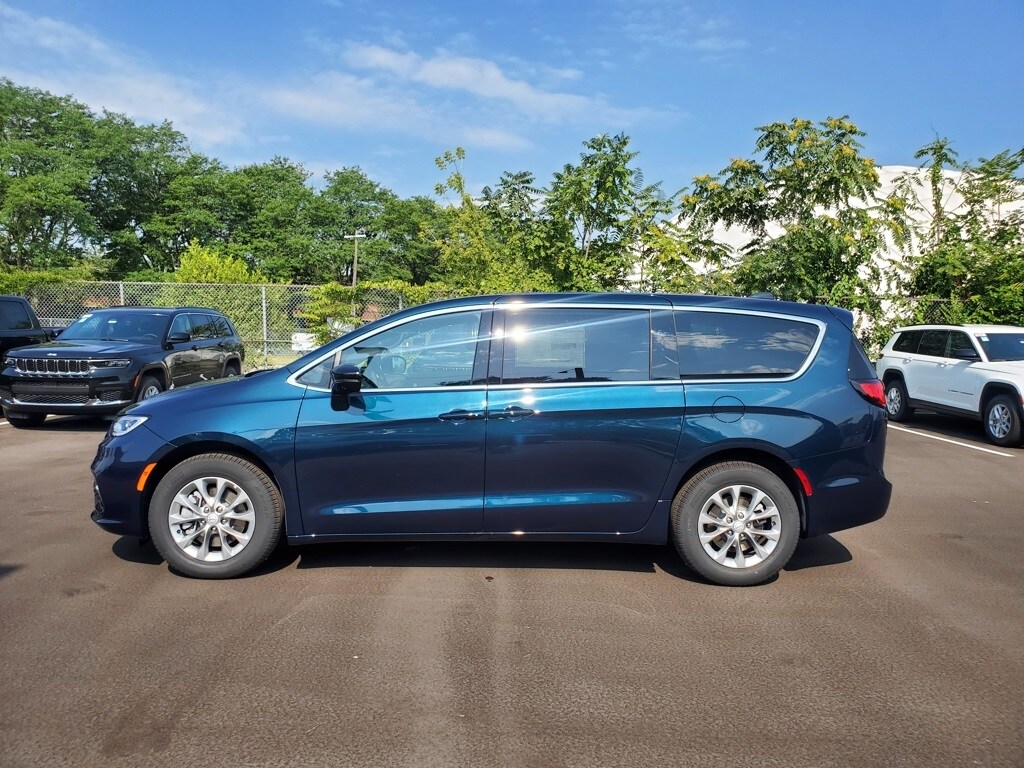 2025 Chrysler Pacifica photo 2