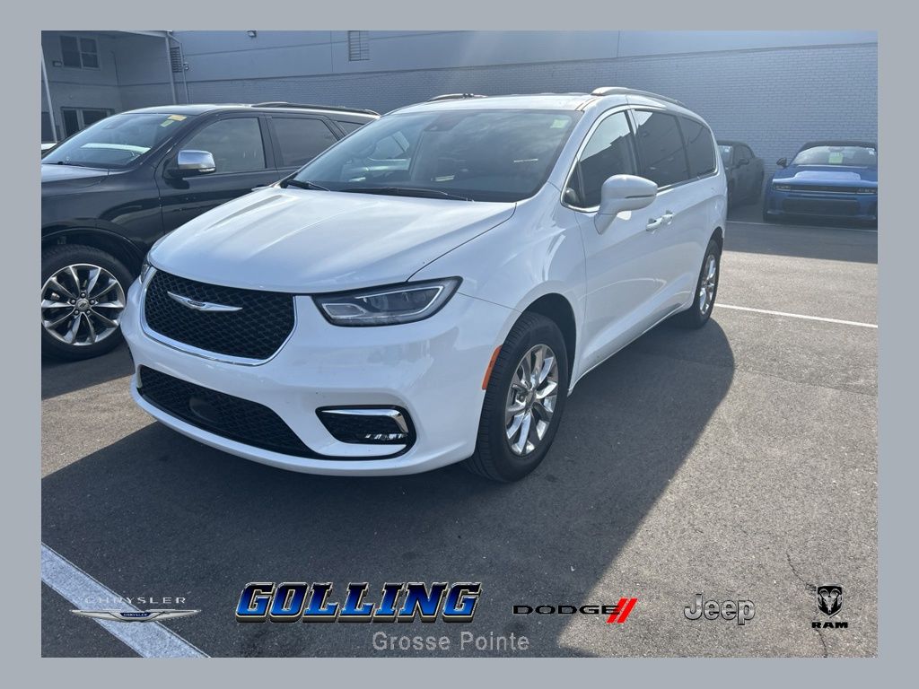 2022 Chrysler Pacifica Touring L's photo
