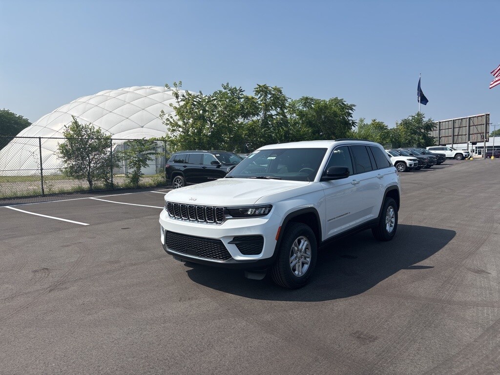 2025 Jeep Grand Cherokee Laredo photo 3
