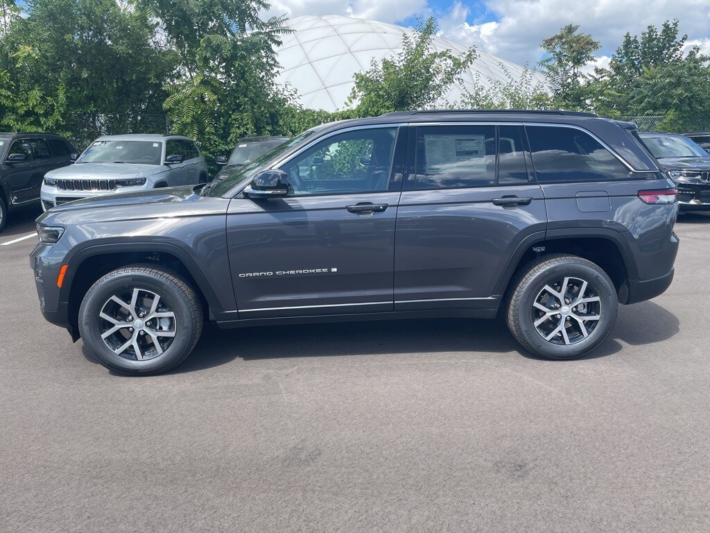 2025 Jeep Grand Cherokee Limited photo 3