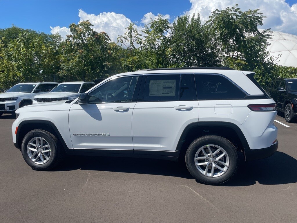 2025 Jeep Grand Cherokee Laredo photo 2