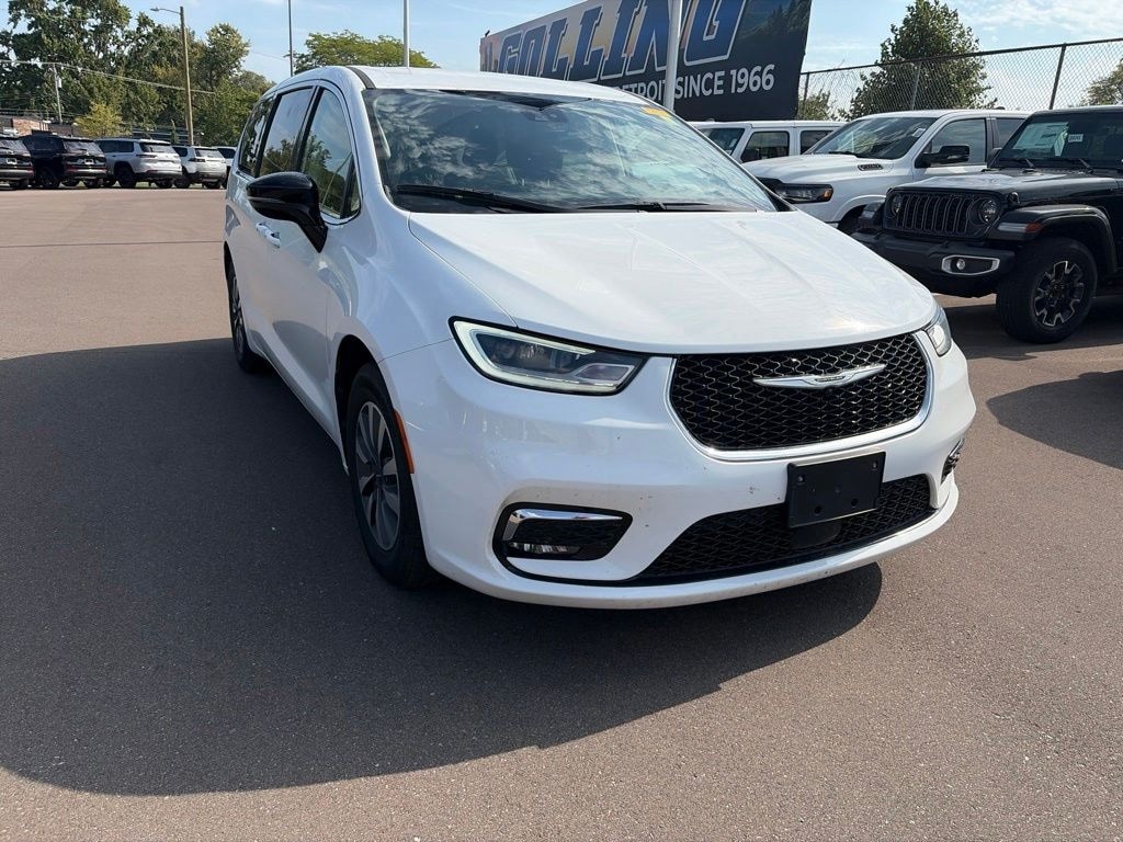 Used 2024 Chrysler Pacifica Hybrid Select Minivan/Van