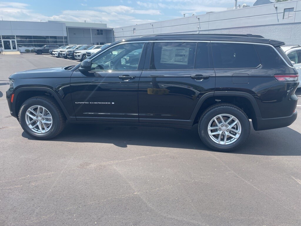 2025 Jeep Grand Cherokee Laredo photo 2