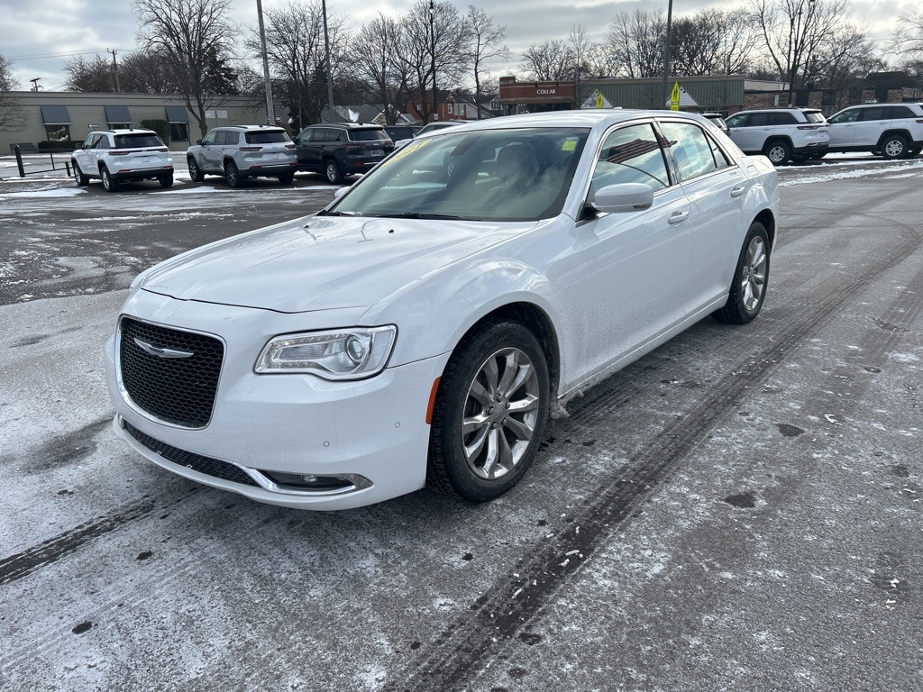 2021 Chrysler 300 Touring's photo