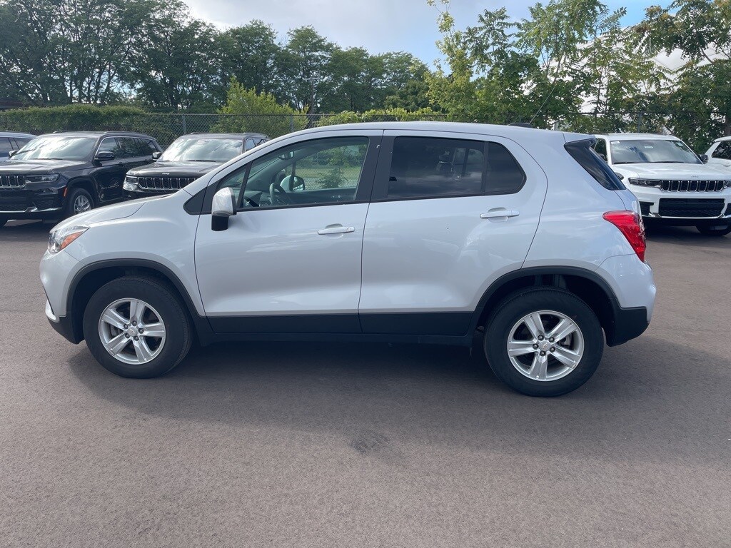 2022 Chevrolet Trax LS photo 3