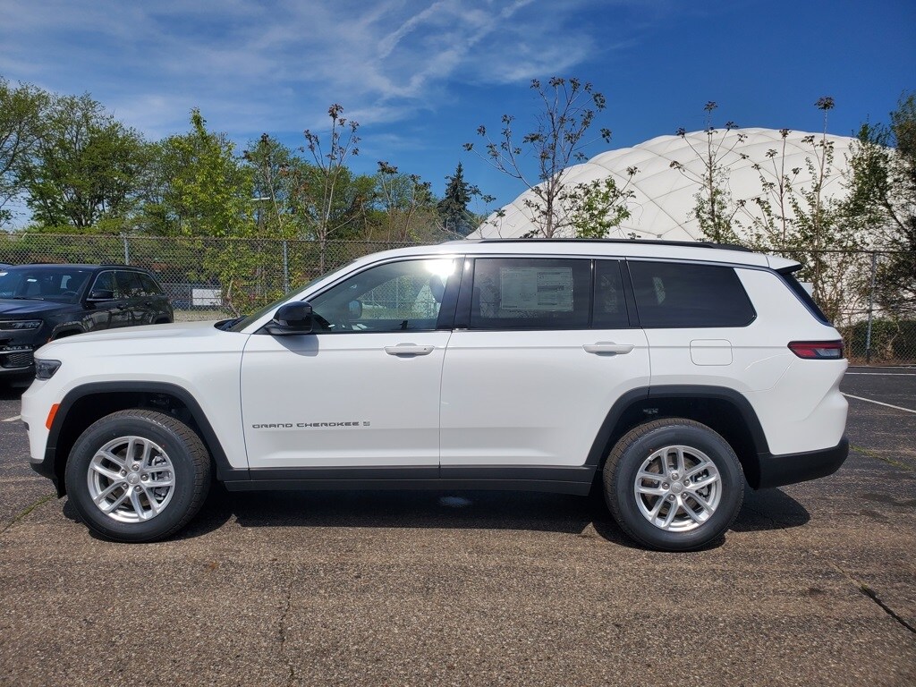 2025 Jeep Grand Cherokee Laredo photo 2
