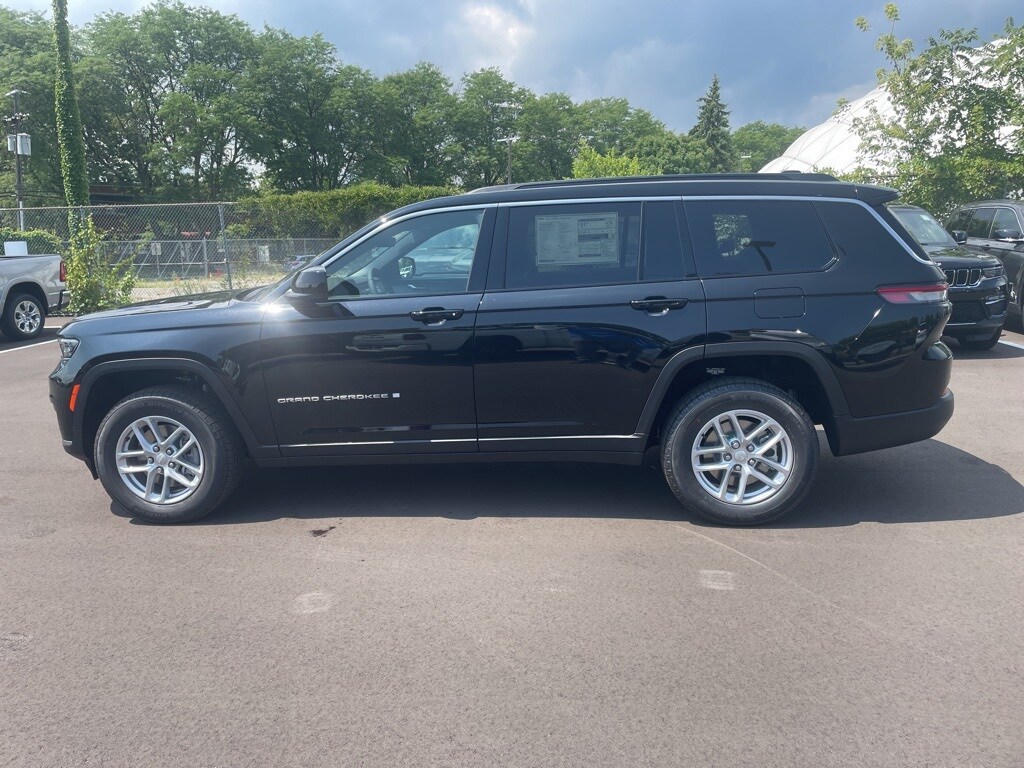 2025 Jeep Grand Cherokee Laredo photo 2