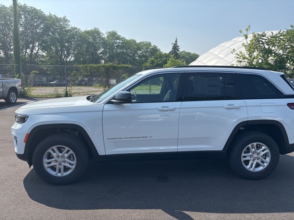2025 Jeep Grand Cherokee Laredo photo 4